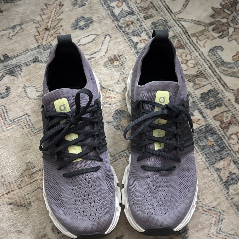 On cloud Running woman’s purple Sneakers with Black laces
